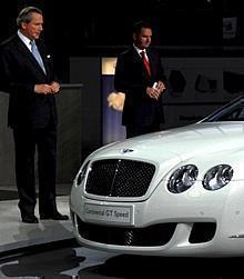 Dr. Franz-Josef Paefgen, Chairman und CEO Bentley Motors, und Stephan Grühsem, Leiter Kommunikation VOLKSWAGEN GROUP, am Bentley Continental GT Speed.